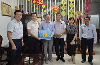 Sở Tư pháp tỉnh Khánh Hòa thăm hỏi các thế hệ lãnh đạo đi trước
