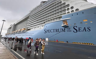 Cảng quốc tế Cam Ranh đón tàu biển quốc tế SPECTRUM OF THE SEAS đến tham quan