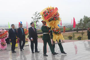 Trưởng Ban Tuyên giáo và Dân vận Trung ương dâng hương tại Khu căn cứ Núi Bà Bình Định