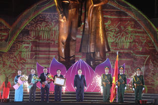 Bình Định đón nhận huân chương Độc lập hạng Ba trong Lễ kỷ niệm 50 năm ngày giải phóng tỉnh