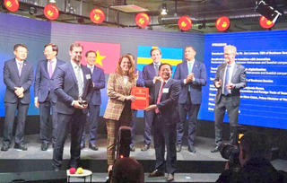 Trao Giấy chứng nhận đăng ký đầu tư Dự án "Tổ hợp sản xuất tái chế vải Polyester” 1 tỷ USD tại Thụy Điển