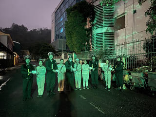 Phòng Cảnh sát cơ động - Công an tỉnh Hà Giang tặng hoa chúc mừng 8/3 nữ nhân viên môi trường và đô thị Hà Giang