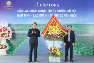 Hợp long cầu Lạc Quần thuộc tuyến đường bộ nối Nam Định với đường ven biển