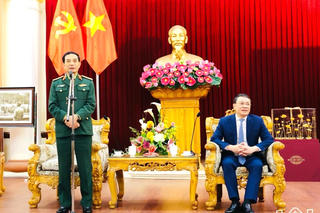 Bộ trưởng Quốc phòng thăm và tặng quà tại Nam Định