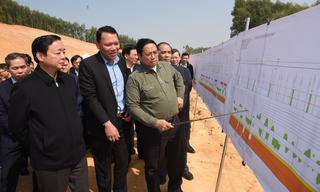 Thủ tướng kiểm tra, đôn đốc dự án cao tốc Tuyên Quang-Phú Thọ, chúc Tết công nhân và người dân khu tái định cư