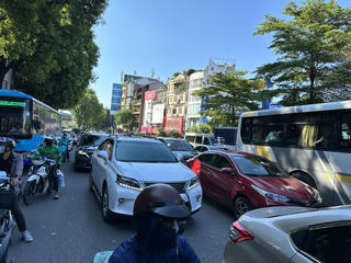 Người dân về quê nghỉ Lễ, cửa ngõ Thủ đô "nèn cứng" xe cộ