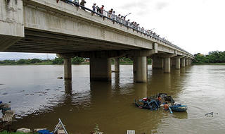 Ô tô tải đâm gãy lan can cầu lao xuống sông