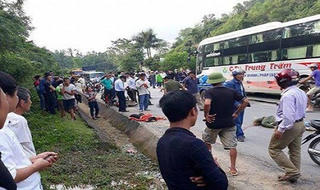 Nghệ An: Xe khách va chạm với xe máy, 2 phụ nữ tử vong