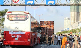 Lâm Đồng: Xe khách chở 40 người đâm vào đuôi xe đầu kéo