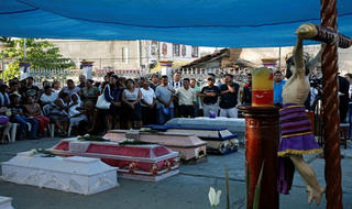 Trực thăng chở quan chức thị sát động đất bị rơi khiến 14 người thiệt mạng