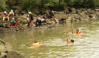 Tìm thấy thi thể 2 học sinh bị đuối nước trên sông Ba