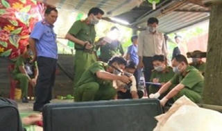 Lâm Đồng: Nghi án vợ rút dao đâm chồng gục tại quán nhậu