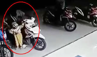 Bé trai tử vong do vặn tay ga xe máy khi xe đang nổ máy