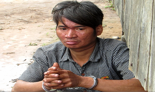 Bị vợ cằn nhắn chuyện nấu cơm, chồng dùng cuốc chim gây thảm án