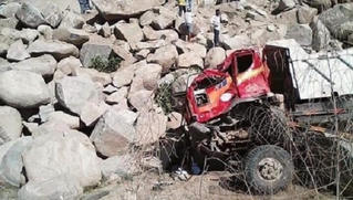 Hai xe ben lao xuống vực, tài xế thiệt mạng