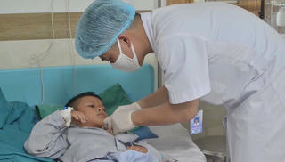 Cấp cứu thành công bé trai 8 tuổi bị tôn cứa cổ khi đang đi xe đạp