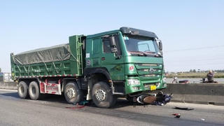 Xe máy bị xe tải cuốn vào gầm, 1 phụ nữ tử vong