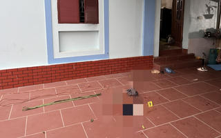 Người lái máy xúc thuê chém thương vong 3 người trong gia đình chủ