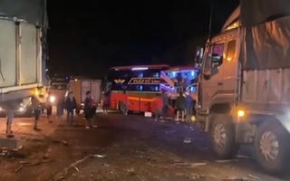 Xe khách va chạm với xe tải khiến 6 người thương vong