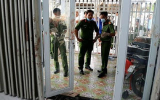 Bắt giữ nghi phạm lên cơn động kinh, đánh vợ rồi đâm chết anh ruột