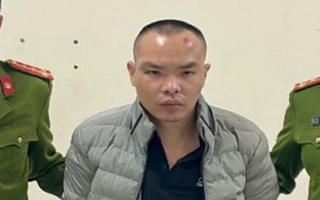 Bắt nghi phạm bịt mặt, dùng dao lao vào trường Đại học cướp điện thoại của nữ sinh