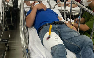 Sợ vợ biết mang tiền trả nợ, người chồng lấy dao tự đâm vào đùi rồi dàn cảnh bị cướp