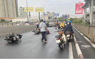 Khuyến cáo người dân cách đi xe an toàn trong mùa mưa ở TP HCM 