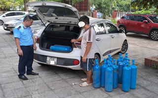 Phát hiện, tạm giữ 27 bình kim loại nghi chứa 'khí cười' tại Thái Nguyên