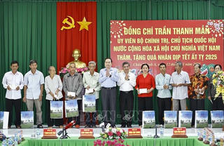 Chủ tịch Quốc hội tặng quà Tết gia đình chính sách, người nghèo, công nhân khó khăn tỉnh Hậu Giang