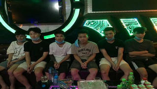 Phát hiện nhóm đối tượng “phê” ma túy trong quán karaoke giữa mùa dịch