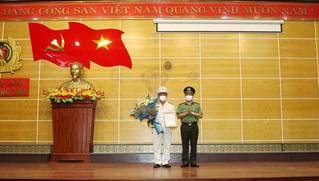 Thăng cấp cấp hàm Đại tá cho Phó Giám đốc Công an tỉnh Quảng Bình