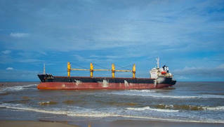 Cứu hộ thành công tàu vận tải Glory Future mắc cạn trên biển Quảng Trị 