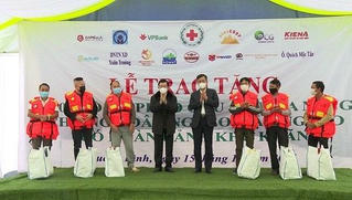 Nguyên Chủ tịch nước Trương Tấn Sang trao tặng 1.000 bộ áo phao cứu sinh đa năng cho ngư dân Quảng Bình