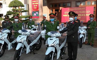 Công an tỉnh Quảng Bình bàn giao xe mô tô chuyên dụng cho Công an xã