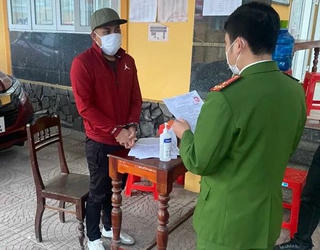 Bắt đối tượng truy nã lẩn trốn về địa phương