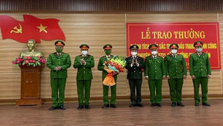 Công an Quảng Bình trao thưởng các đơn vị phá Chuyên án đối với chủ doanh nghiệp về hành vi cưỡng đoạt tài sản