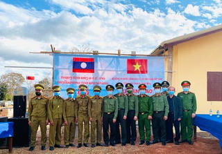 Công an Quảng Bình bàn giao trụ sở Công an bản biên giới cho tỉnh Khăm Muộn
