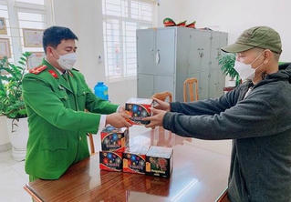 Nhiều cách làm hiệu quả trong vận động, thu hồi vũ khí, vật liệu nổ, công cụ hỗ trợ và pháo của Công an thành phố Đồng Hới