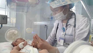 “Hồi kết đẹp” cho hành trình sống sót kỳ diệu của cháu bé bị bỏ rơi giữa rừng tràm