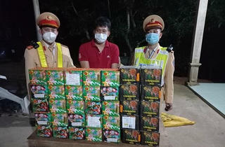 Phòng Cảnh sát giao thông Quảng Bình bắt đối tượng vận chuyển 70 kg pháo hoa nổ trái phép