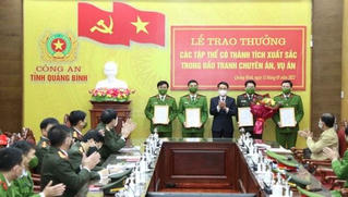 Công an Quảng Bình khen thưởng đột xuất các tập thể có thành tích xuất sắc trong các chuyên án, vụ án