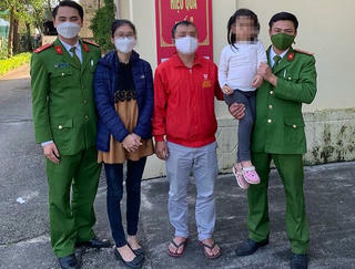 Công an Quảng Bình giúp cháu bé 3 tuổi đi lạc về với gia đình sau 02 giờ tìm kiếm