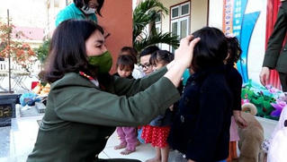 Hội phụ nữ Công an Quảng Bình mang Tết sum vầy lên vùng cao biên giới