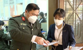 Công an Quảng Bình xuyên trưa giải quyết thủ tục hành chính cho người dân, doanh nghiệp 