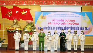 Tuyên dương 10 phụ nữ Công an Quảng Bình tiêu biểu năm 2021