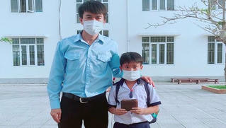 Vô tình nhặt được chiếc ví có số tiền lớn, học sinh lớp 5 tìm người trả lại