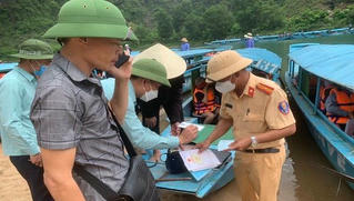 Phòng CSGT Công an Quảng Bình, trang bị kỹ năng phòng tránh đuối nước khi mùa hè đến
