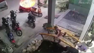 Cháu bé bị đuối nước tại bể cá trong quán cà phê 