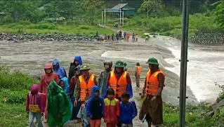 Mưa lớn, làm chia cắt cục bộ đường vào các bản làng huyện miền núi Quảng Bình