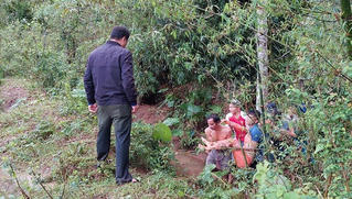 Một phụ nữ bị nước cuốn trôi trên đường về nhà